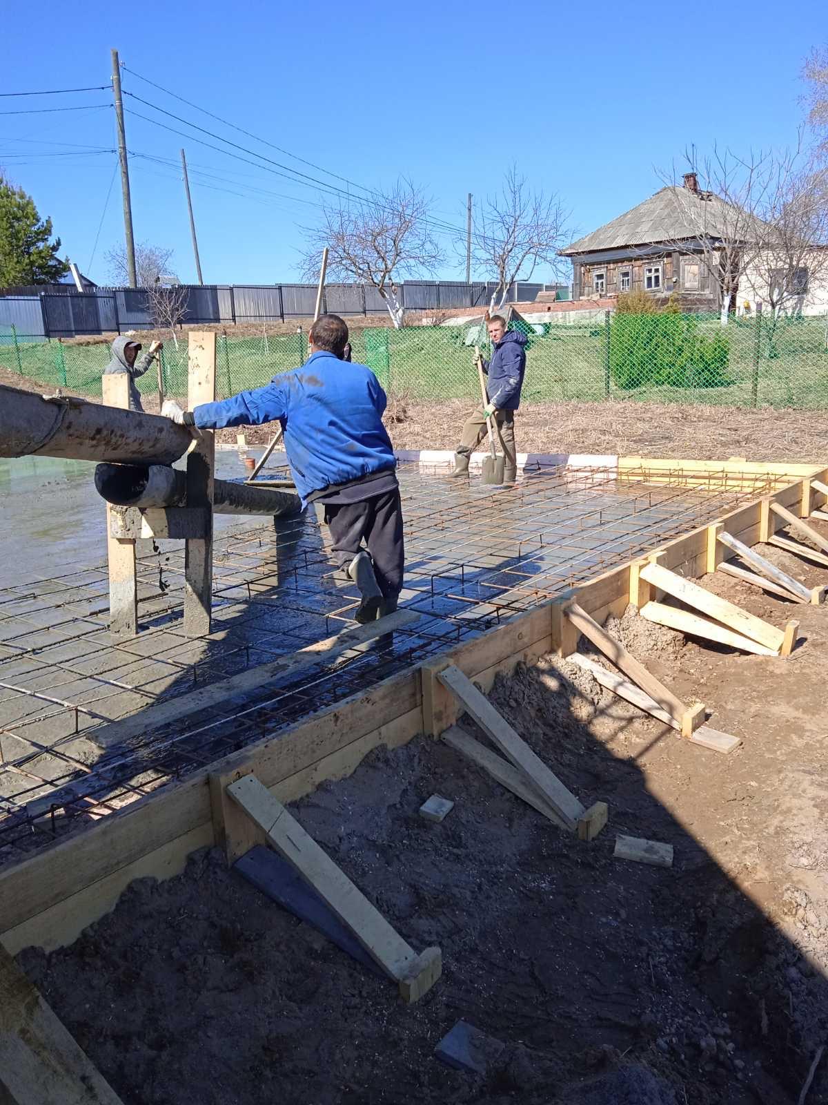 Заливка фундамента под дом в деревне Залесная | ВЕРЛАС - производитель  товарного бетона и ЖБИ-конструкций